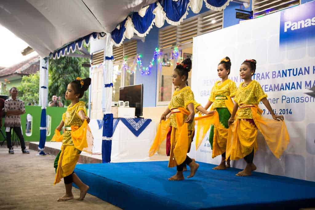 Traditionelle Tanzdarbietung der Schülerinnen.