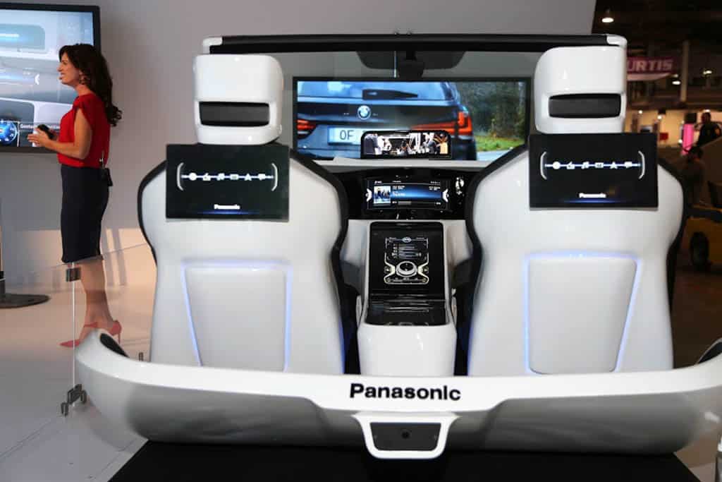 Cockpit von morgen: Head-up-Display mit Kamera- und Spiegel-Technik von Panasonic
