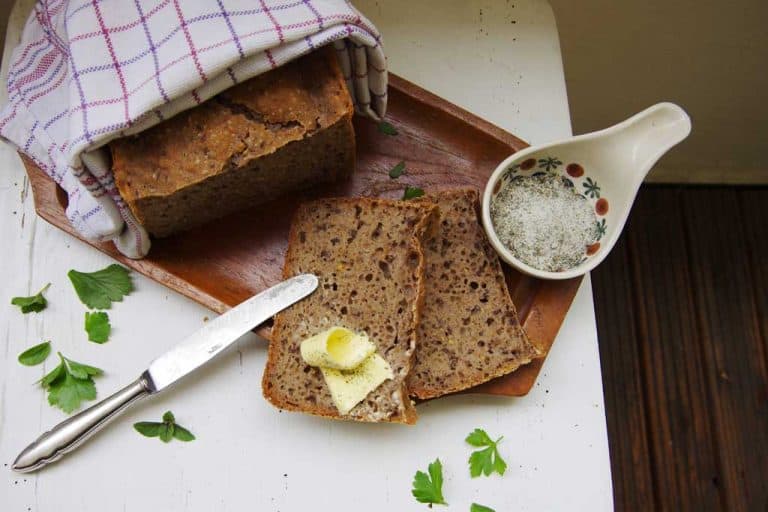 Selbstgemachtes Sauerteigbrot mit Kräutersalz genießen!