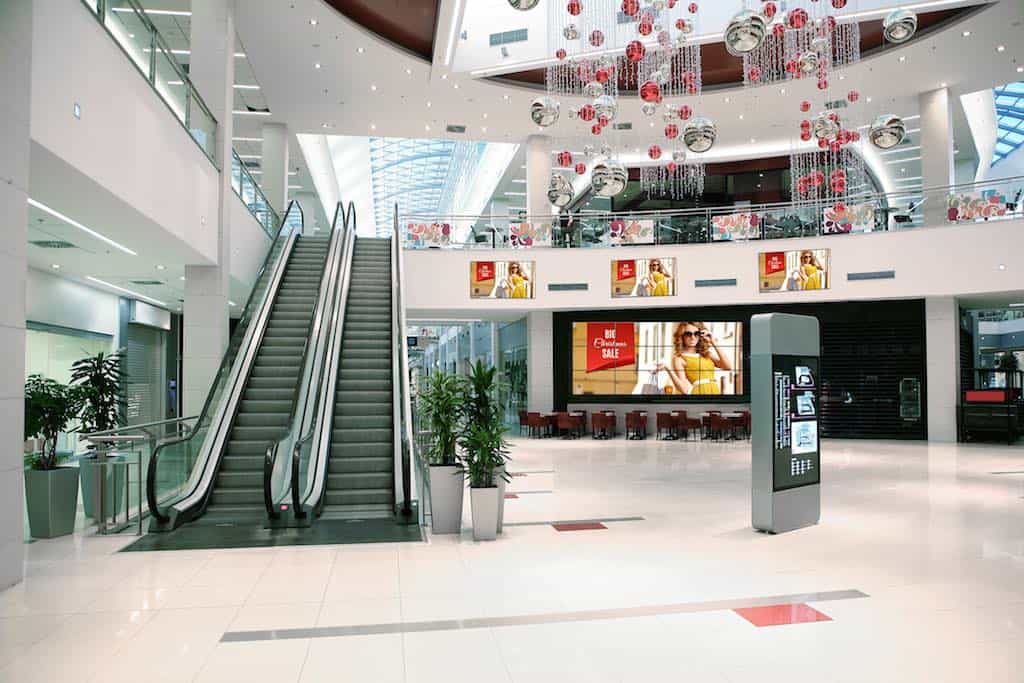 Hingucker: Neue Generation Videowall-Displays begeistern im Shopping-Center.