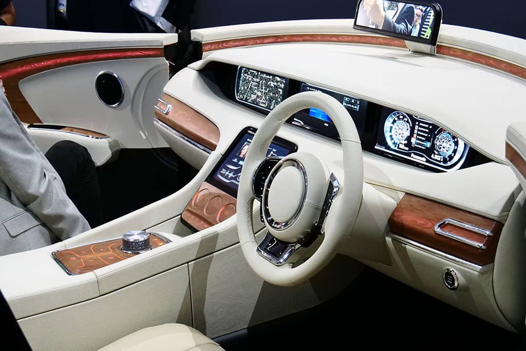Auto-Cockpit der Zukunft mit Display- und Kamera-Innovationen von Panasonic