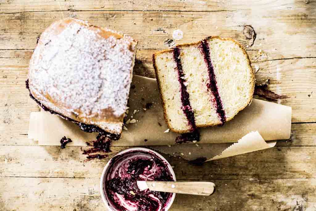 Gelingt immer. Fluffiger Hefekuchen mit Beerenfüllung aus dem Brotbäcker.